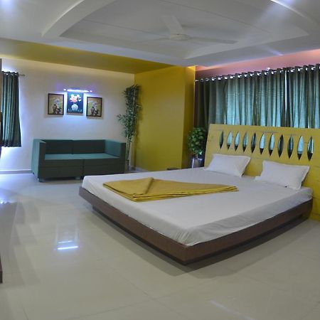 Hotel Barcelona Exotica Ahmedabad Exteriör bild