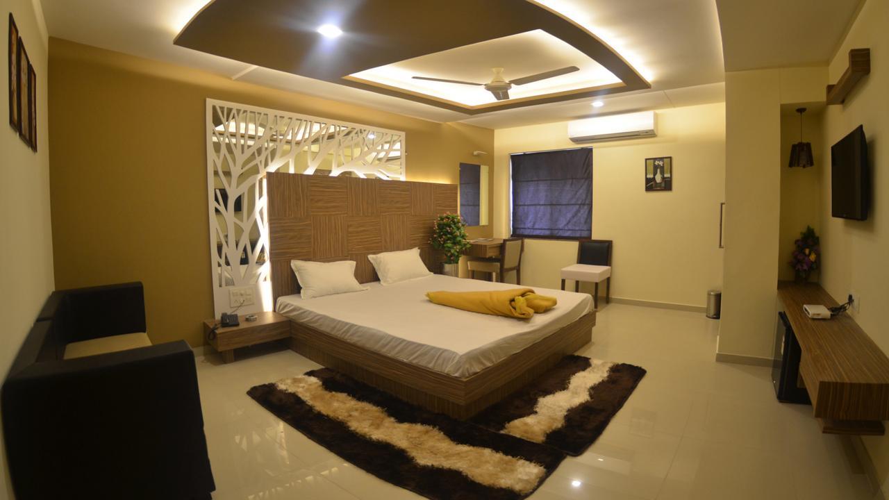 Hotel Barcelona Exotica Ahmedabad Exteriör bild